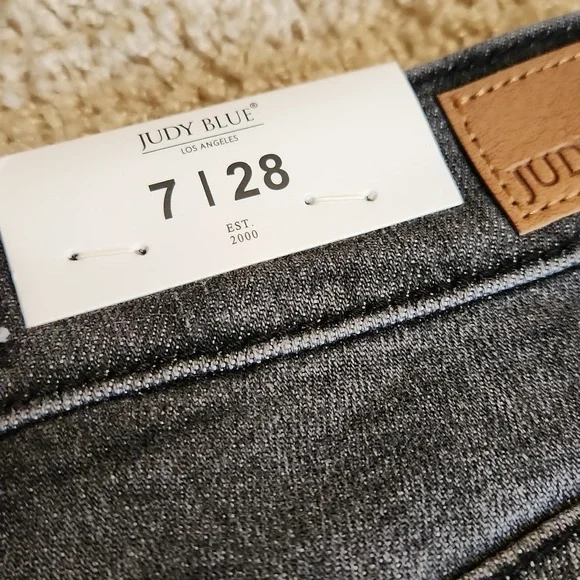 Judy Blue Capri's Size 7/28 - Picture 9 of 10